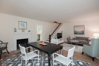 40 Meadow Way in East Hampton, NY - Building Photo - Building Photo