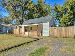 1006 W Washington Ave in Guthrie, OK - Building Photo - Building Photo