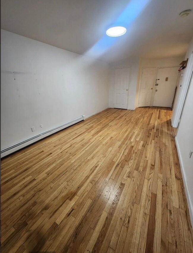 92-35 53rd Ave, Unit 4 in Queens, NY - Foto de edificio - Building Photo