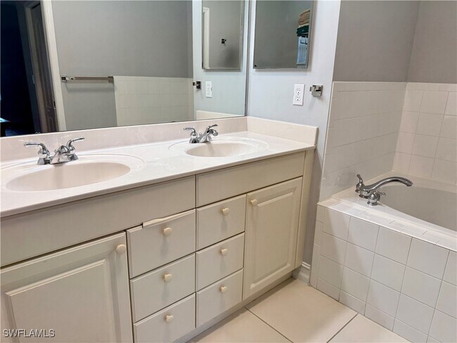 8153 Sanctuary Dr in Naples, FL - Building Photo - Building Photo