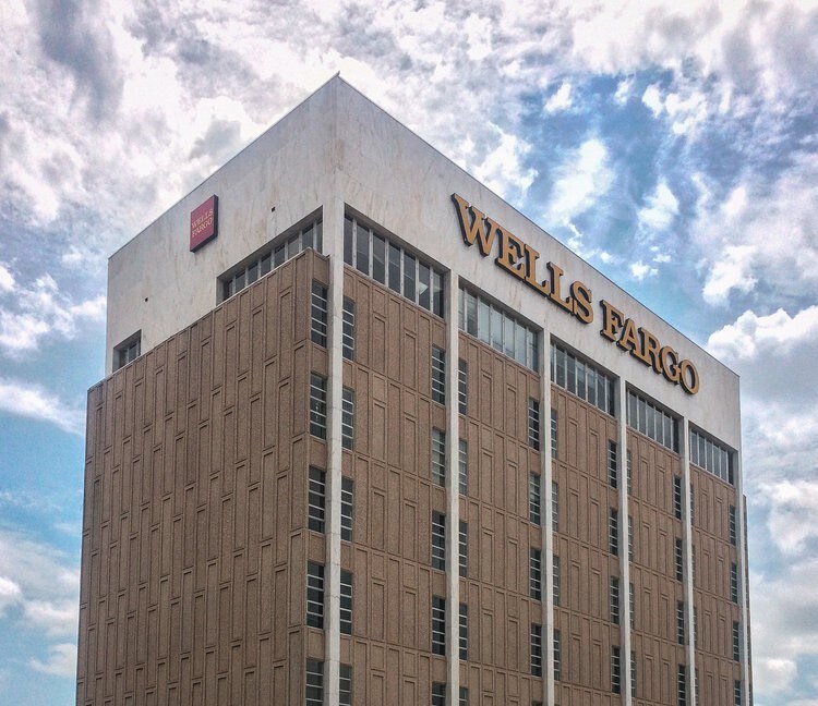 Locust 101 Tower in Denton, TX - Building Photo