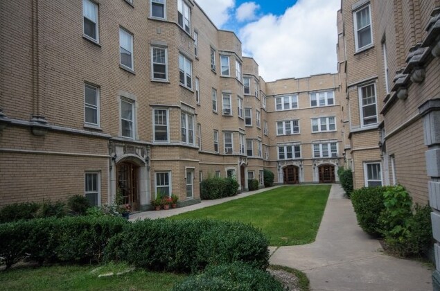 1914 W Morse Ave in Chicago, IL - Building Photo