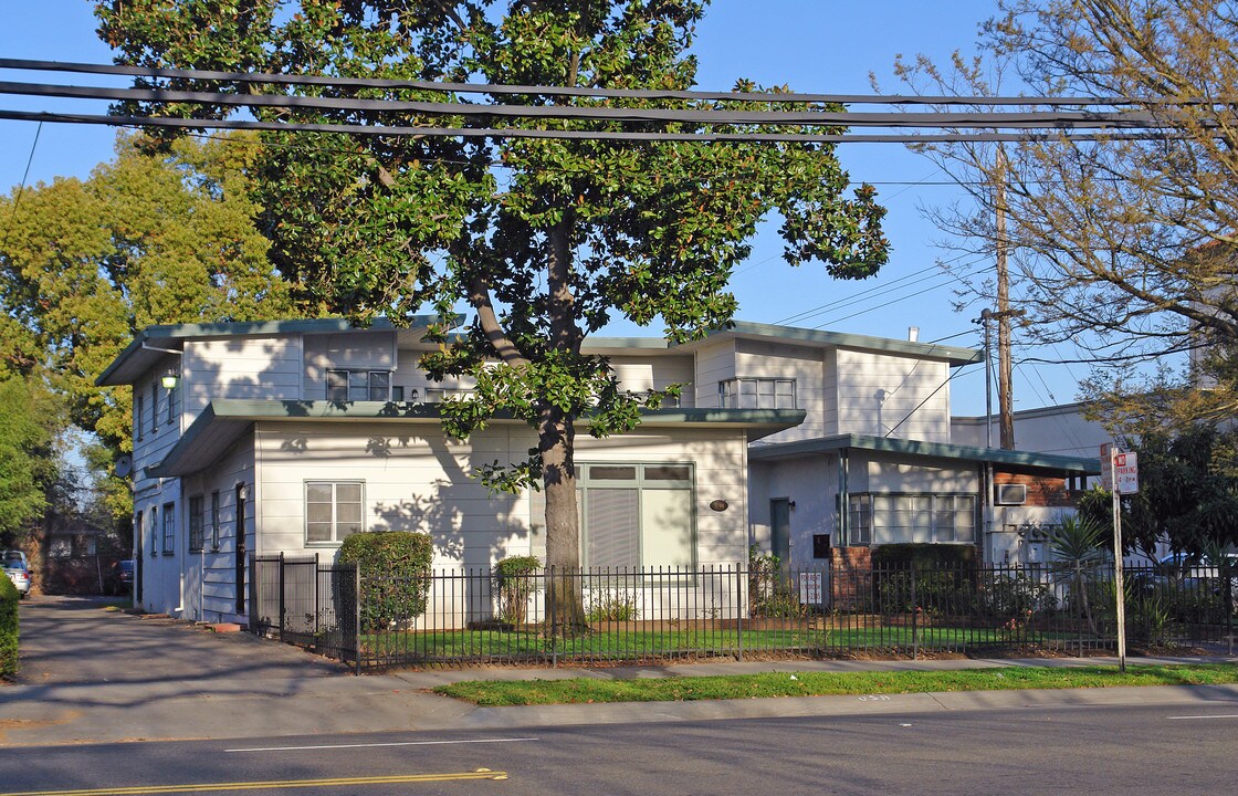 3094 Freeport Blvd in Sacramento, CA - Building Photo