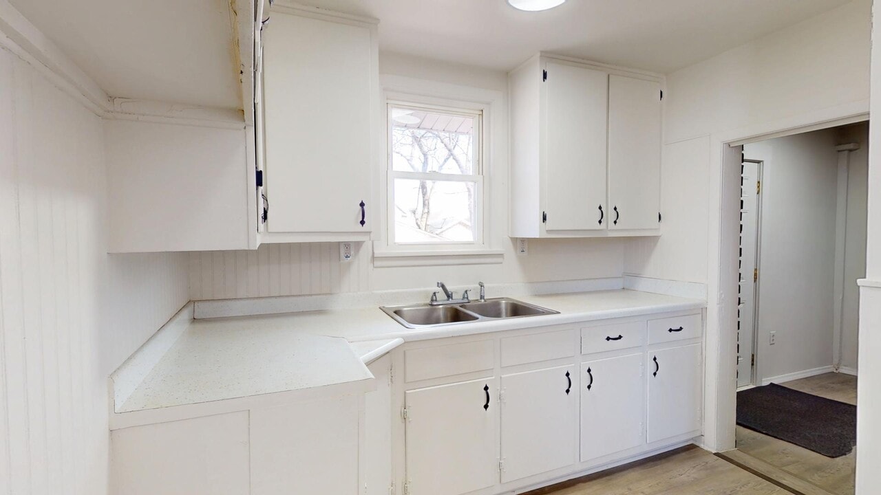 109 W Ely St in Alliance, OH - Building Photo