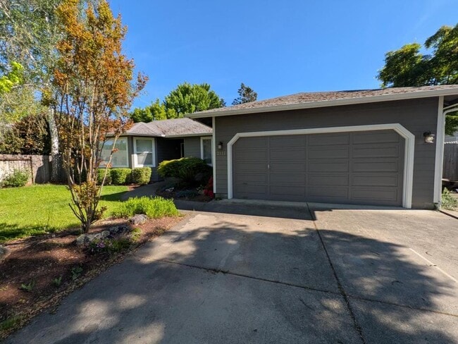 2111 Garden Valley Way in Grants Pass, OR - Building Photo - Building Photo