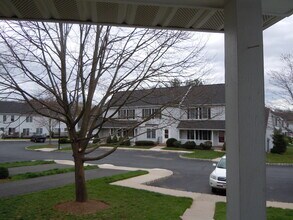 28 Kingswood Rd in Branchburg, NJ - Foto de edificio - Building Photo