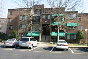 Regency Woods in Richmond, VA - Building Photo