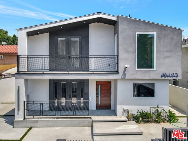 11611 Burbank Blvd in Los Angeles, CA - Building Photo - Building Photo