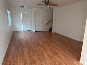 243 F St in Los Banos, CA - Foto de edificio - Building Photo