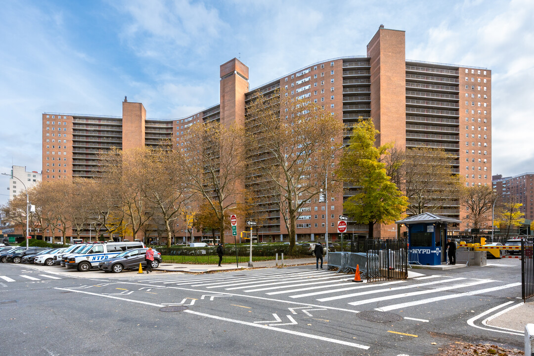 Chatham Green Apartments in New York, NY - Building Photo