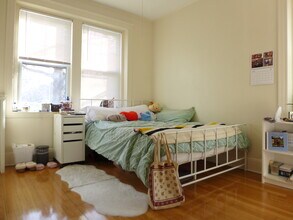 8 Littell Rd, Unit 2 in Brookline, MA - Foto de edificio - Building Photo