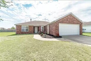 805 SW Sandrock Rd in Bentonville, AR - Building Photo