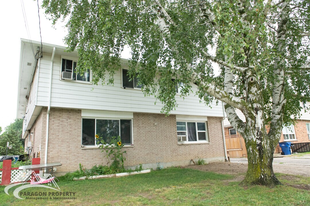 18 Taylor Ave in Chatham, ON - Building Photo