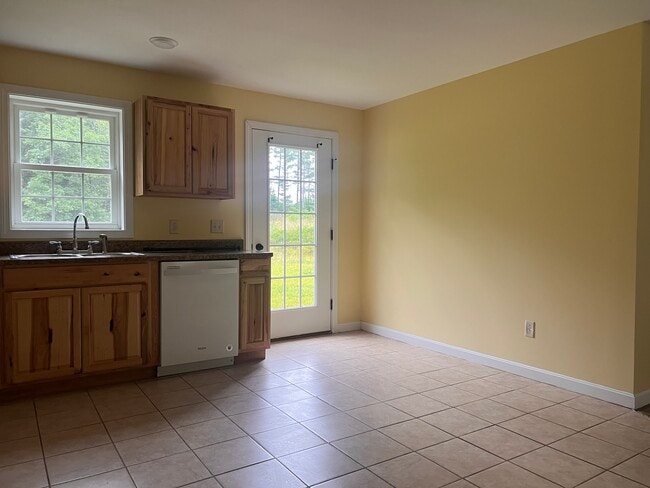 97 N Main St, Unit 97 North Main St. Unit B in Mechanic Falls, ME - Building Photo - Building Photo