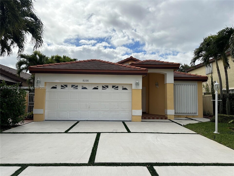 8228 NW 199th Ter in Hialeah, FL - Building Photo