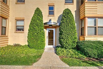 1180 Narragansett Blvd in Cranston, RI - Foto de edificio - Building Photo