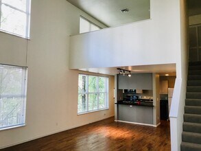 1009 NW Hoyt St, Unit 203 in Portland, OR - Building Photo - Building Photo