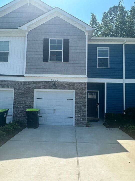 1229 Jadens Wy in Chesapeake, VA - Foto de edificio
