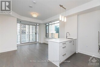 255 Bay St in Ottawa, ON - Building Photo - Building Photo