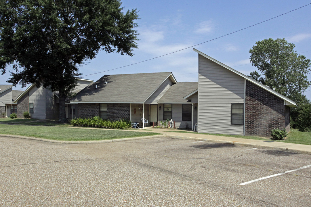 White Oak Apartments in Byhalia, MS - Building Photo