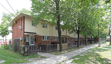 2-96 Edengarth Ct in Toronto, ON - Building Photo - Building Photo