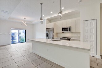 7855 NW 104th Ave in Doral, FL - Foto de edificio - Building Photo