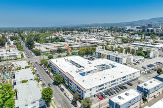 Tarzana Plaza in Tarzana, CA - Foto de edificio - Building Photo