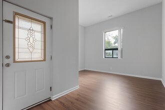 2451 W Howard St in Chicago, IL - Building Photo - Building Photo