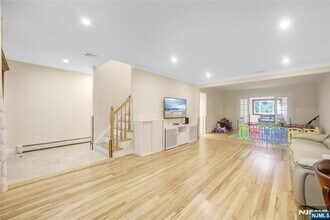 99 Lambert Pl in Paramus, NJ - Building Photo - Building Photo