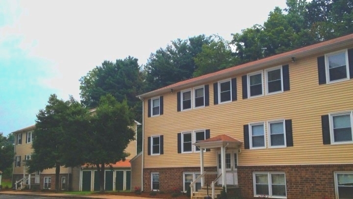 Cedar Square in Stuart, VA - Building Photo