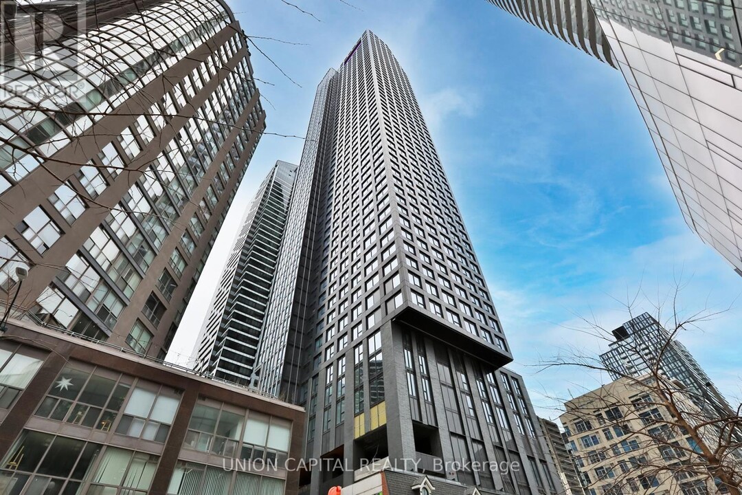 8-2608 Wellesley St W in Toronto, ON - Building Photo