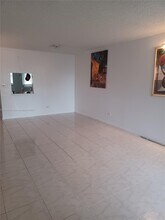 445 NE 195th St in Miami, FL - Foto de edificio - Building Photo