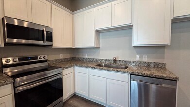 233 Ridgeside Ct in Montgomery, TX - Foto de edificio - Building Photo