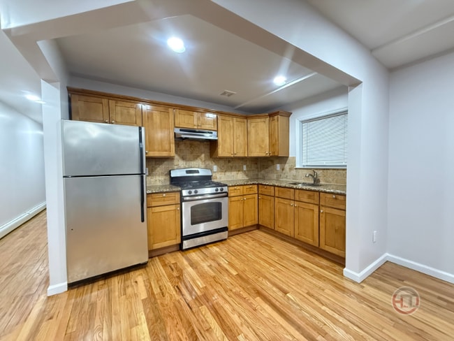 property at 1642 Williamsbridge Rd