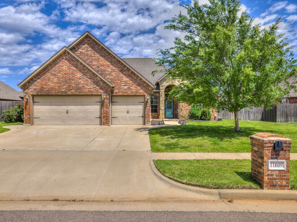 11609 NW 111th St in Yukon, OK - Foto de edificio