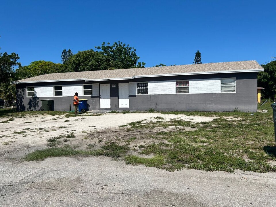 1002 N 16th St in Fort Pierce, FL - Building Photo