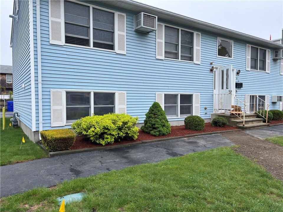 9 Oxford St in East Providence, RI - Building Photo