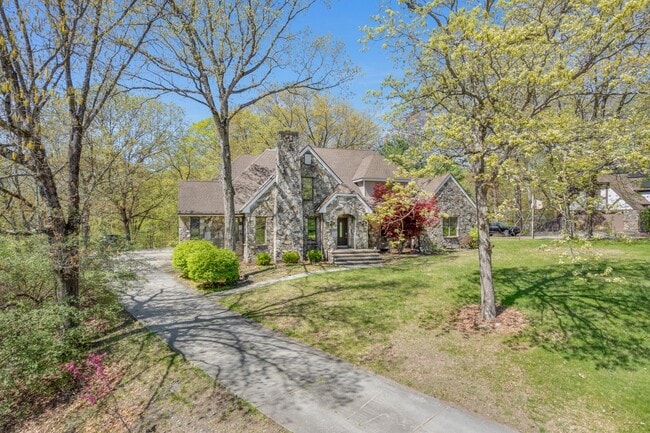60 Innsbruck Blvd in Hopewell Junction, NY - Foto de edificio - Building Photo