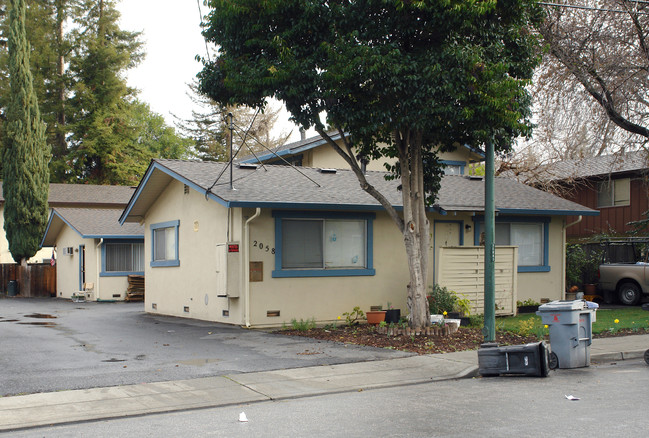 Baker Mountain View Apartments in Mountain View, CA - Foto de edificio - Building Photo