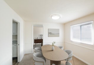 Village at Mayfield in Mayfield, OH - Foto de edificio - Building Photo