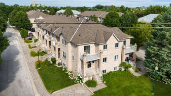 Veterans Terrace in Barrie, ON - Building Photo