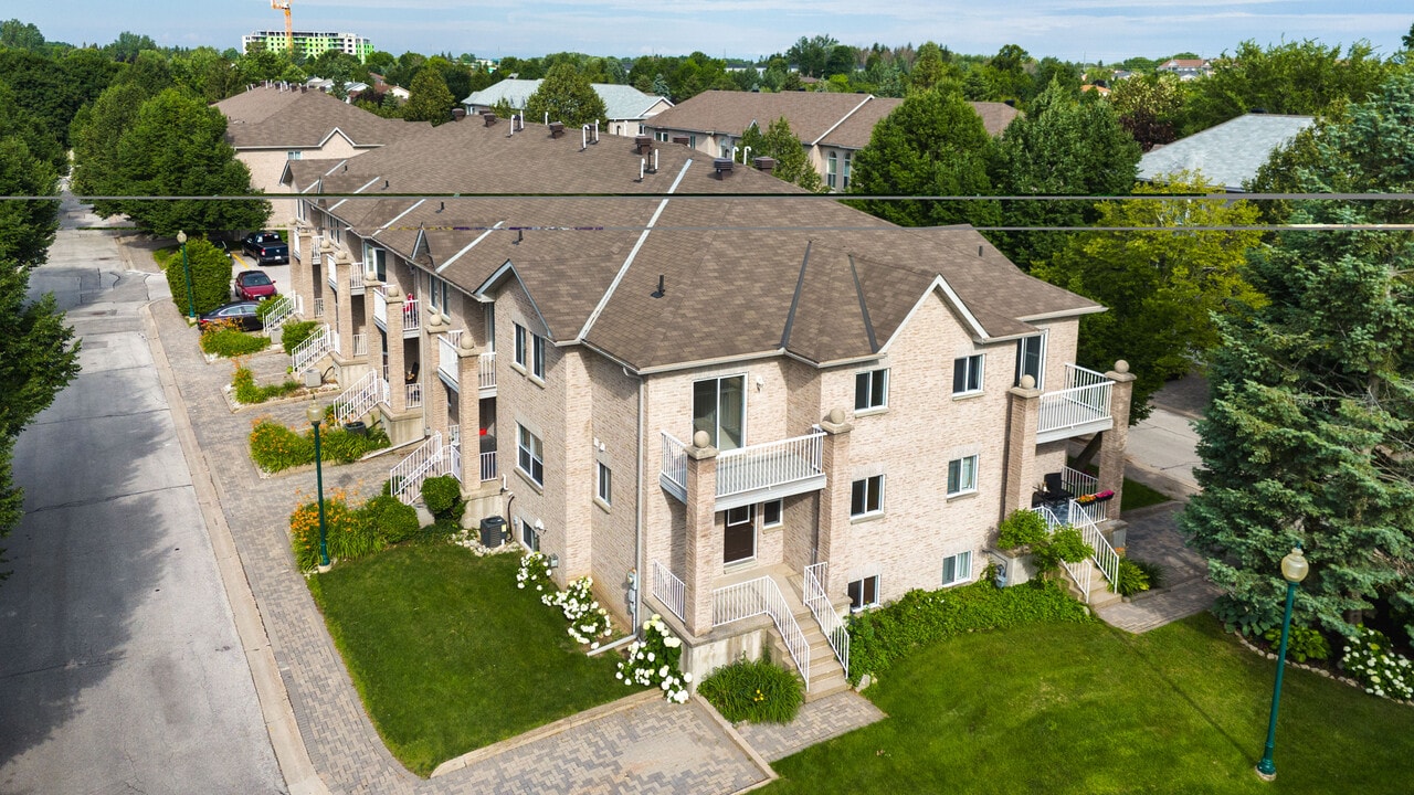 Veterans Terrace in Barrie, ON - Building Photo