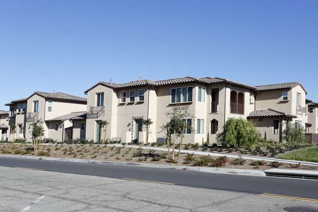 Las Cortes in Oxnard, CA - Foto de edificio - Building Photo