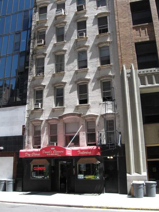 303 E 46th St in New York, NY - Building Photo