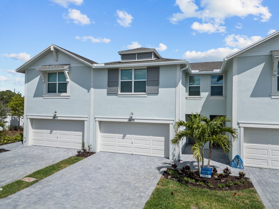 5622 SE Edgewater Cir in Stuart, FL - Building Photo