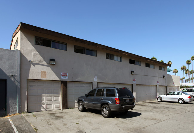 330 E Leatrice Ln in Anaheim, CA - Building Photo - Building Photo