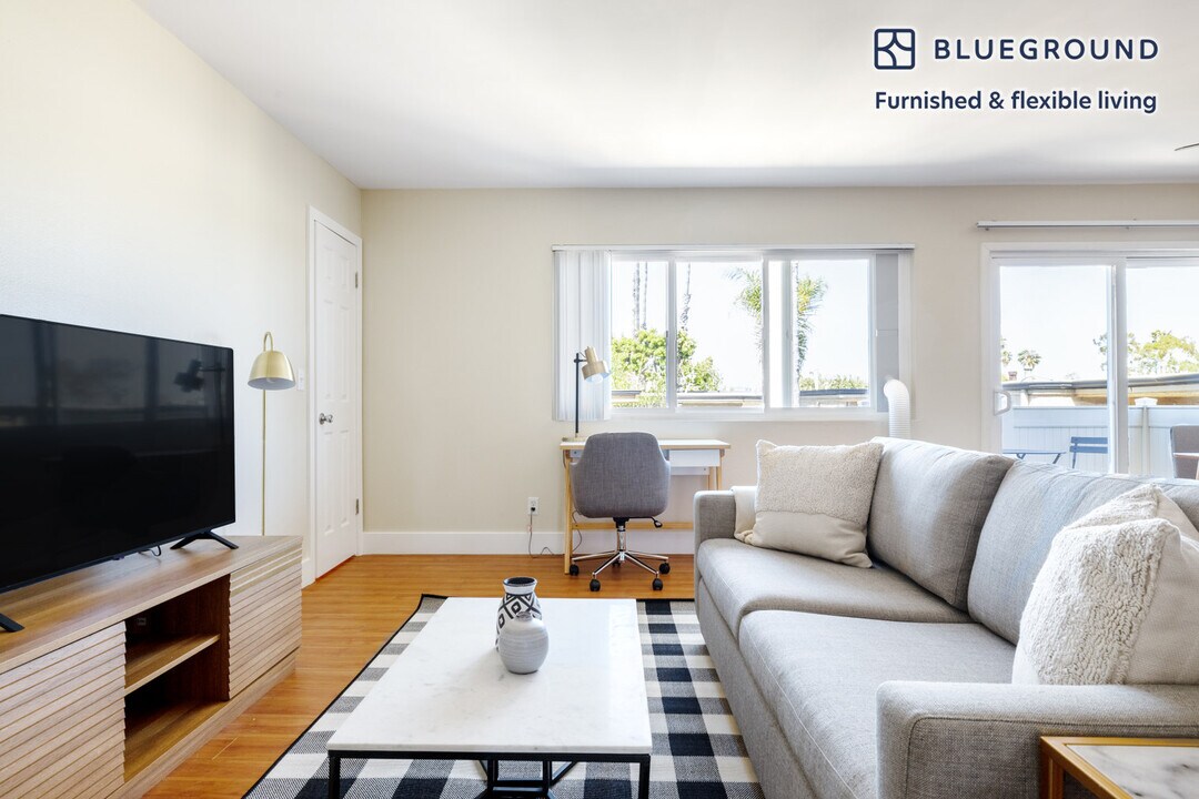 12600 Braddock Dr in Los Angeles, CA - Building Photo