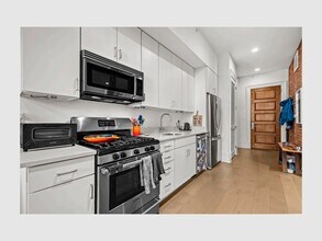 901 D St NE, Unit 3 in Washington, DC - Foto de edificio - Building Photo