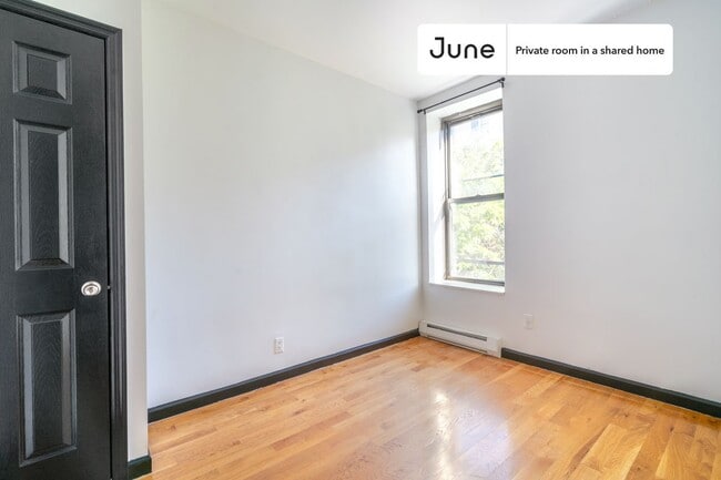 Private bedroom in 3 bed/2 bath Home in New York, NY - Building Photo - Building Photo