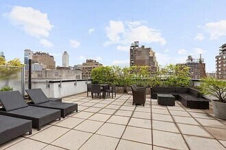 261 W 28th St in New York, NY - Building Photo - Building Photo